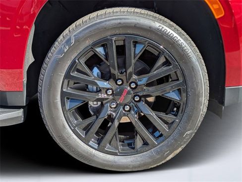 Used 2024 GMC Yukon SLT w/ SLT Luxury Package image 10