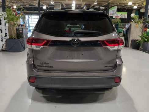 Used 2019 Toyota Highlander SE w/ Nightshade Edition image 9