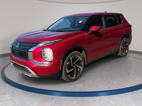 Used 2023 Mitsubishi Outlander SE image 1