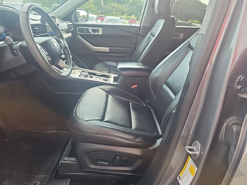 Used 2023 Ford Explorer XLT w/ Equipment Group 202A AWD/4WD image 9