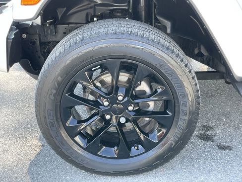 Used 2022 Jeep Wrangler Unlimited Sahara AWD/4WD image 10