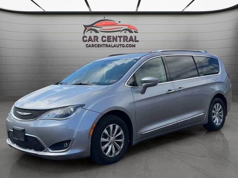 Used 2019 Chrysler Pacifica Touring-L FWD image 1