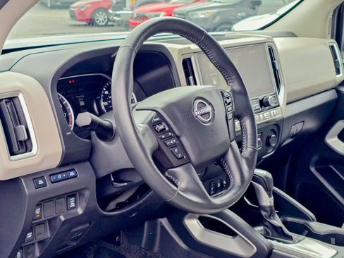 Used 2025 Nissan Frontier SV w/ SV Convenience Package RWD image 2