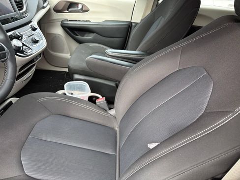 Used 2023 Chrysler Voyager LX FWD image 3