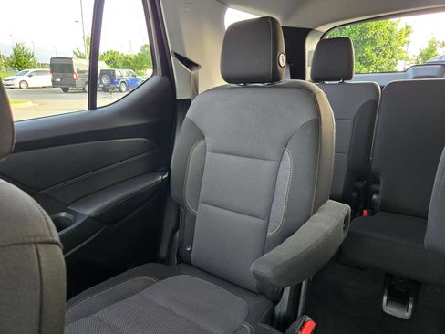 Used 2018 Chevrolet Traverse LT FWD image 12