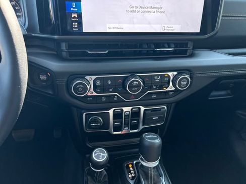 Used 2025 Jeep Gladiator Sport AWD/4WD image 19