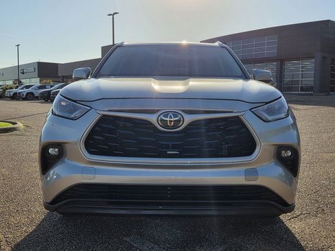 Used 2024 Toyota Highlander XLE AWD/4WD image 2