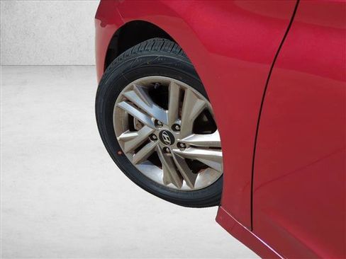 Used 2019 Hyundai Elantra SEL image 10