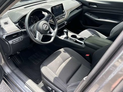 Used 2025 Nissan Altima 2.5 SV FWD image 13