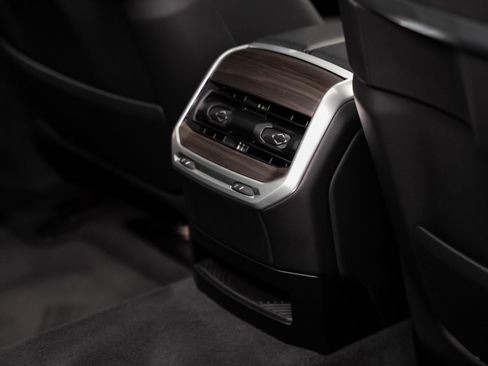 Used 2023 BMW 760i xDrive w/ Executive Package image 72