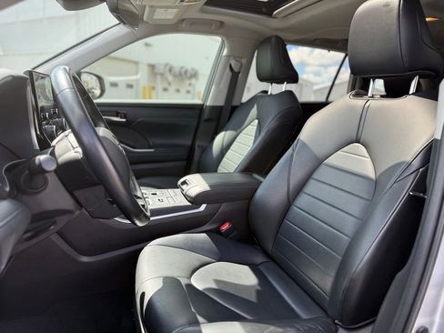 Used 2021 Toyota Highlander XLE AWD/4WD image 8
