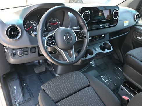Used 2022 Mercedes-Benz Sprinter 2500 image 8