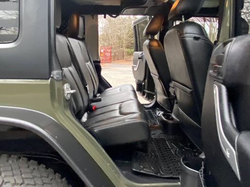 Used 2015 Jeep Wrangler Unlimited Rubicon w/ Connectivity Group AWD/4WD image 46