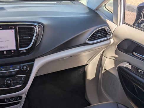 Used 2024 Chrysler Pacifica Touring-L image 15