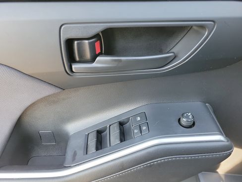 Used 2022 Toyota Highlander LE image 7