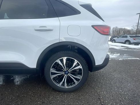 Used 2022 Ford Escape SE w/ SE Sport Appearance Package image 26