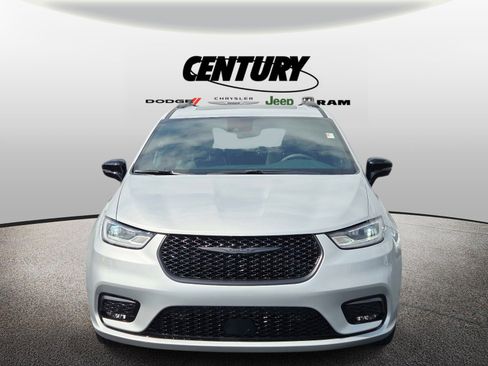 Used 2024 Chrysler Pacifica Limited w/ S Appearance Package FWD image 9