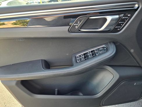Certified 2025 Porsche Macan AWD/4WD image 19