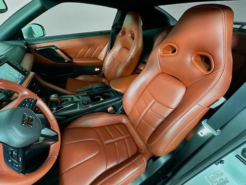 Used 2024 Nissan GT-R Premium w/ Premium Interior Package AWD/4WD image 32