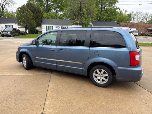 Used 2012 Chrysler Town & Country Touring FWD image 5
