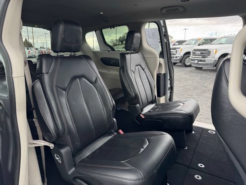 Used 2020 Chrysler Pacifica Touring-L image 37