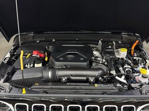 Used 2025 Jeep Wrangler Unlimited Sahara w/ Safety Group AWD/4WD image 19