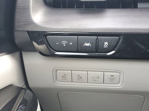 Used 2024 Kia Carnival EX FWD image 20