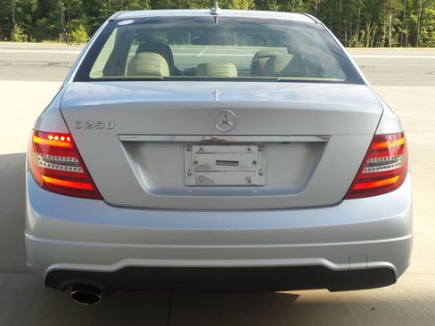Used 2013 Mercedes-Benz C 250 Sport image 9
