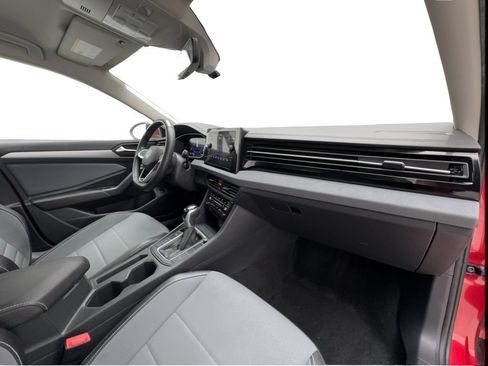 Used 2025 Volkswagen Jetta SE FWD image 28