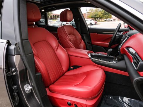 Used 2017 Maserati Levante w/ Luxury Package image 35