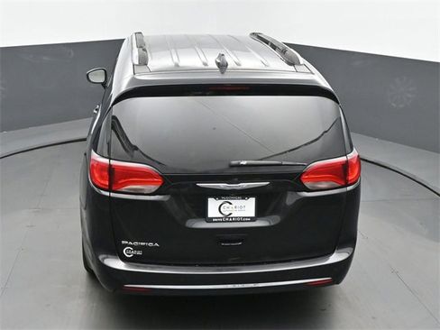 Used 2019 Chrysler Pacifica Touring-L image 42