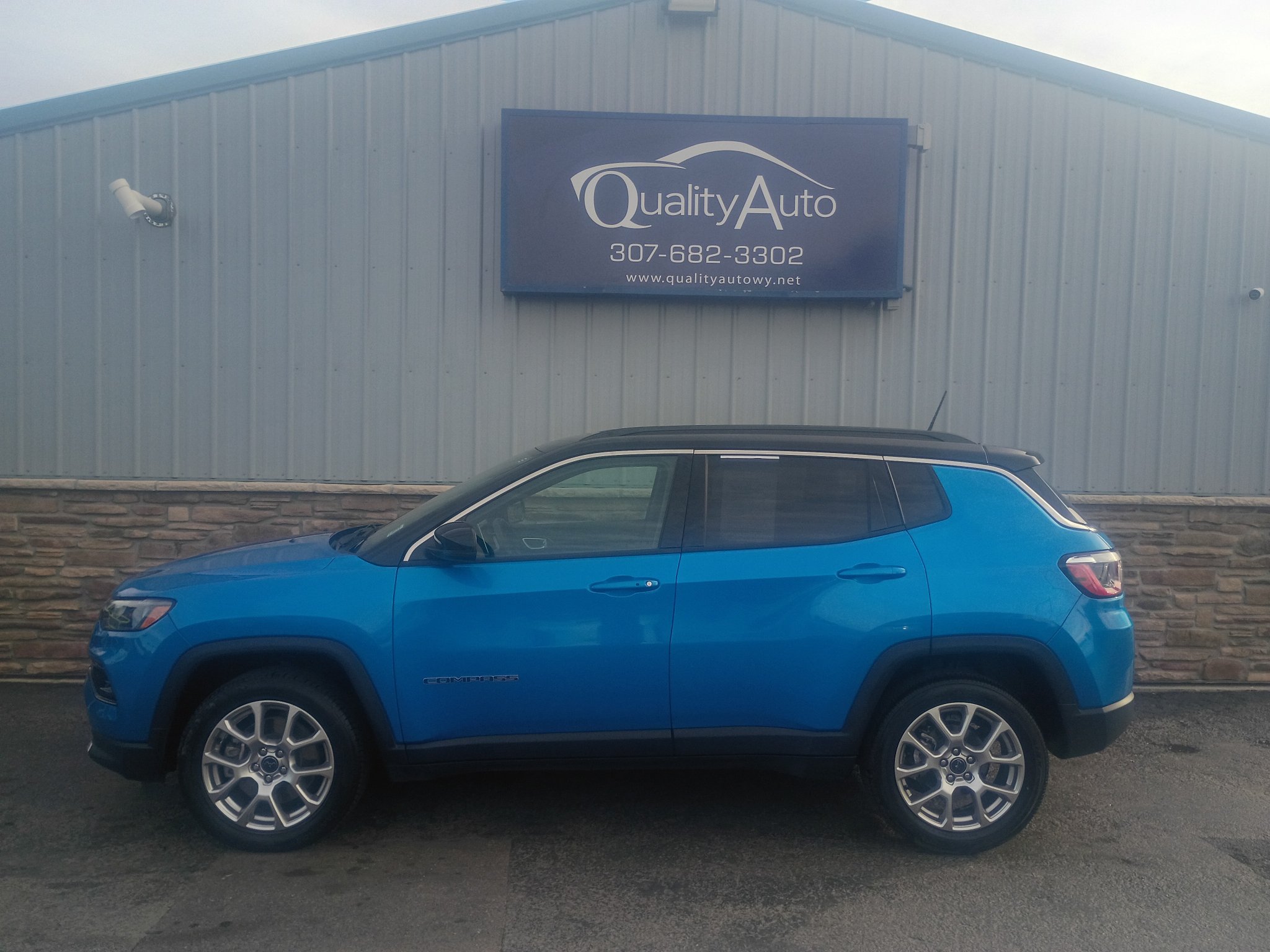 Used 2025 Jeep Compass Limited AWD/4WD image 1