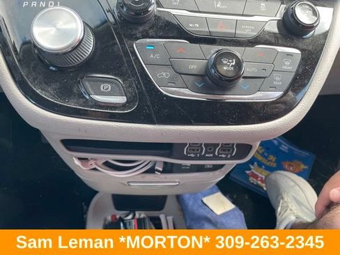 Used 2022 Chrysler Pacifica Touring-L FWD image 17
