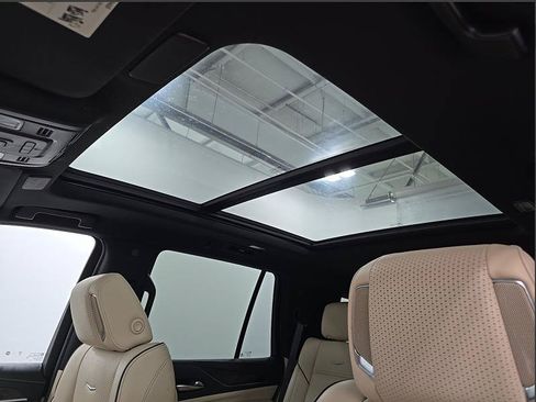 Used 2023 Cadillac Escalade Premium Luxury AWD/4WD image 15
