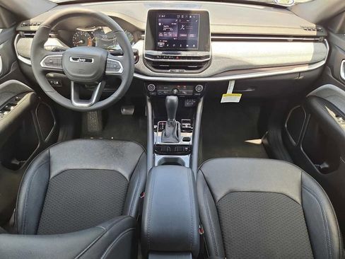 Used 2025 Jeep Compass Latitude AWD/4WD image 17