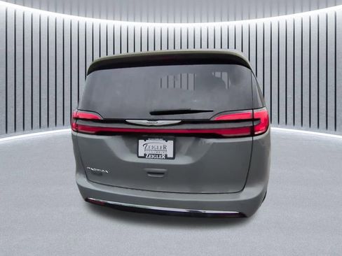 Used 2023 Chrysler Pacifica Touring-L FWD image 8