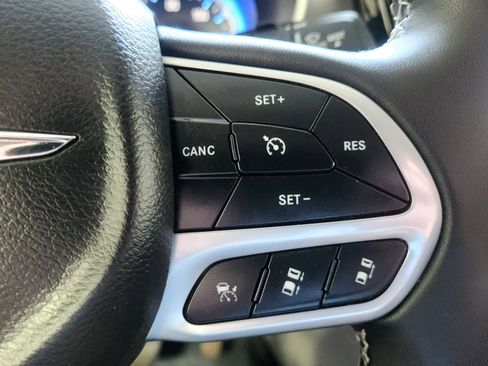 Used 2023 Chrysler Pacifica Touring-L image 17