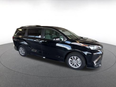 Used 2025 Toyota Sienna XLE FWD image 2