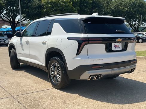 Used 2025 Chevrolet Traverse LT FWD image 7