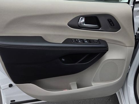 Used 2023 Chrysler Pacifica Touring-L FWD image 9