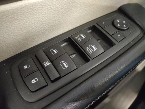 Used 2022 Chrysler Voyager LX image 27