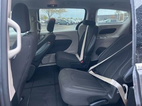Used 2022 Chrysler Voyager LX image 15