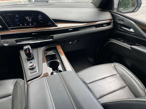 Used 2024 Cadillac Escalade Premium Luxury AWD/4WD image 12