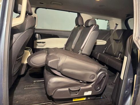 Used 2022 Kia Carnival EX FWD image 29