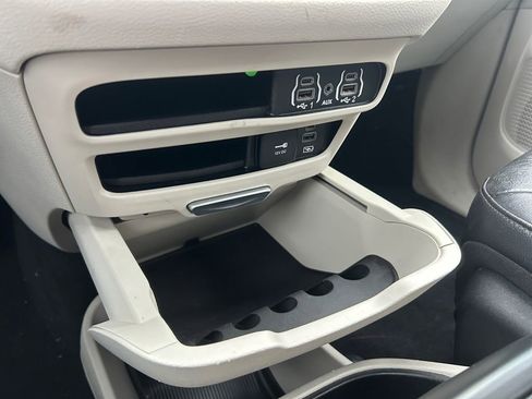 Used 2022 Chrysler Pacifica Touring-L image 37