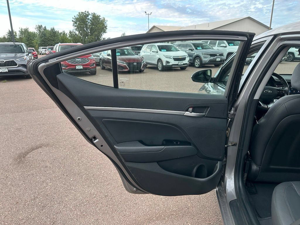 Used 2020 Hyundai Elantra Limited w/ Cargo Package (C1) FWD image 22