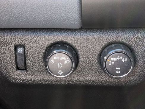 Used 2018 Chevrolet Colorado Z71 w/ LPO, Premium Interior Package image 19