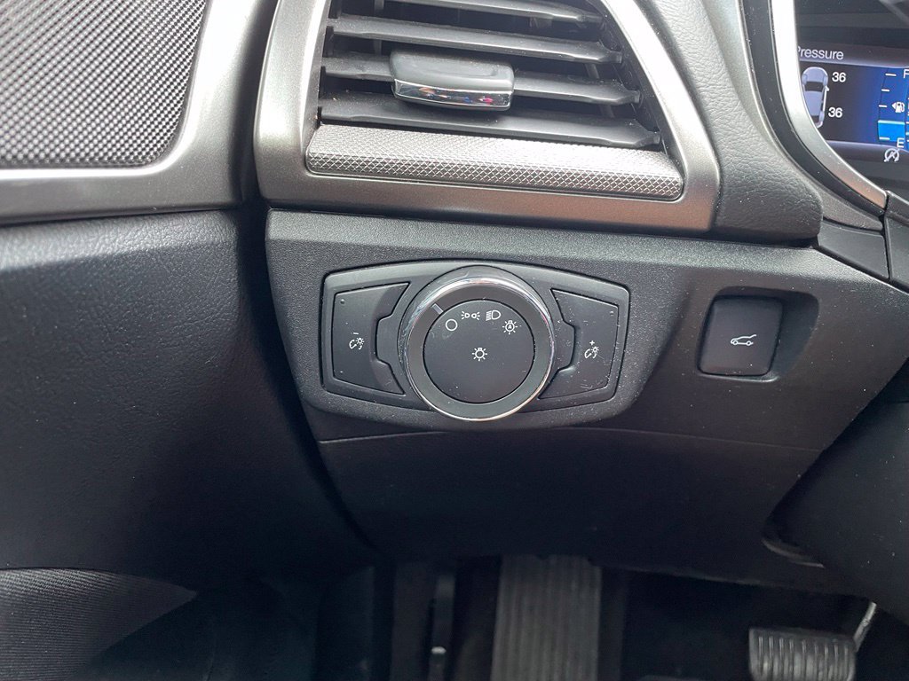 Used 2019 Ford Fusion SE FWD image 12