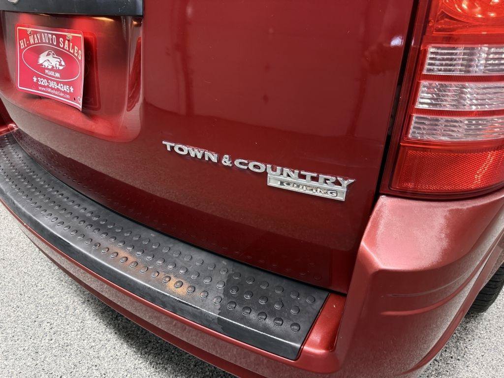 Used 2010 Chrysler Town & Country Touring FWD image 7