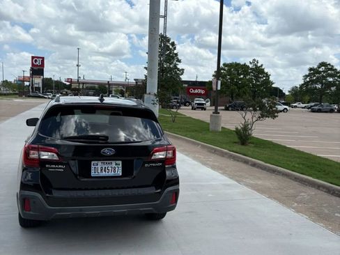 Used 2018 Subaru Outback 2.5i Touring AWD/4WD image 4